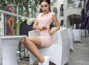 AISS爱丝(钻石版) – 何冉写真更新，水晶亮丝视频，感觉自己都陷进那光泽里了？