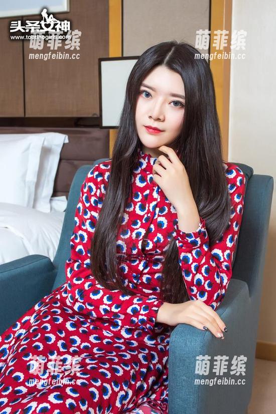 TouTiao头条女神-李菲儿 TouTiao头条女神 - 李菲儿最新眼镜图包:这种美貌,恐怕眼镜都要自愧不如