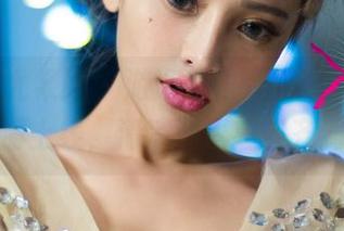 UGirls尤果网 – 游泳池边，谭晓彤泳衣图集高清上线，清凉和诱惑齐齐到位！