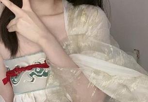 最新写真来袭！倦倦喵与她的吉他妹妹，谁的节奏更让人心动？