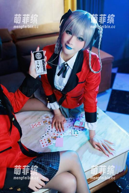 兔胖胖min在路易九世礼服cos中游走，照片里的她让人觉得历史也变得亲切了