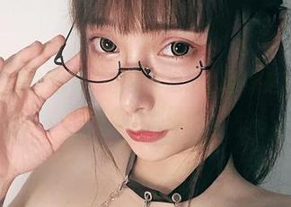 看小泉学姐吖的黑色图集，我的心情像是被包裹在黑色天鹅绒里
