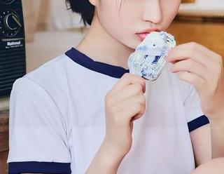 在线看年年Nnian，护士的美图，似乎每张都是故事。