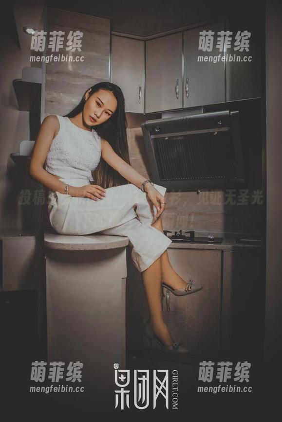 投稿来自果团网：白色衬衫，见证无圣光下的那些灵动瞬间！