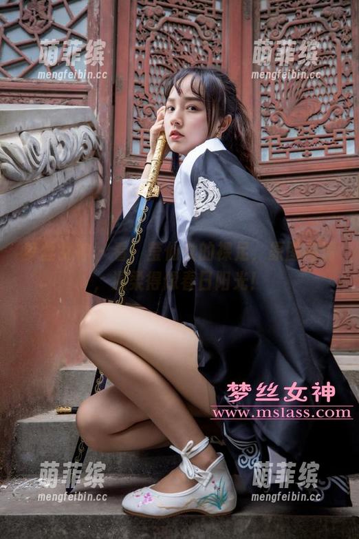 梦丝女神 - 看！莹仙女的裸足，原图高清，温柔得像春日阳光！