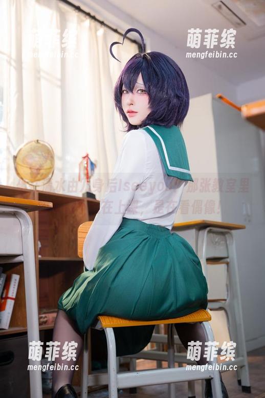 清水由乃 坐在清水由乃身后Iseeyou:那张教室里的原图不是在上课,是在看偶像!