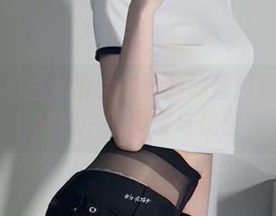 微密圈 – 白龙猫女和她的黑丝黑靴：写真图包中的灵动与优雅