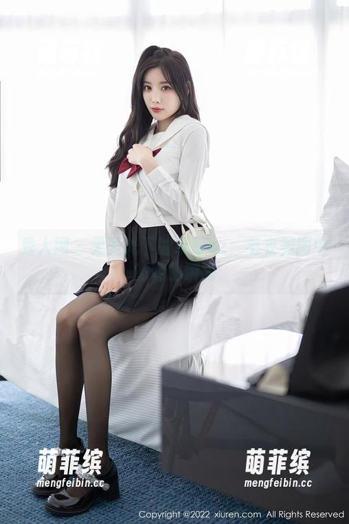 秀人网 - 无圣光下的草莓zz：毛衣美图中的隐秘瞬间