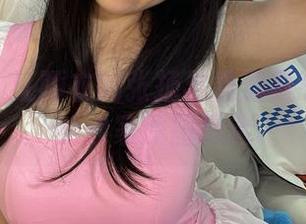 微密圈 – 红睡衣的张扬与羞涩:葱油饼er的独家原图精选