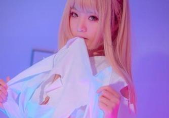 一起进入青水百合子裸足高清合集，忍不住想摸摸那细腻的肌肤。