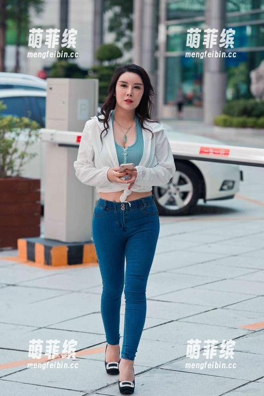 魔镜街拍 - 拍摄那瞬间：萌宝儿在商业广场的哈哈镜与肉丝包臀裙高清写真
