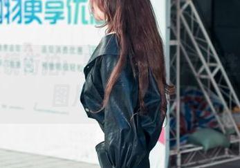 最新魔镜街拍：黑裙小姐姐尽显性感魅力，图片真的很能打！